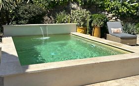 Logement cosy avec piscine ,parking et jardin
